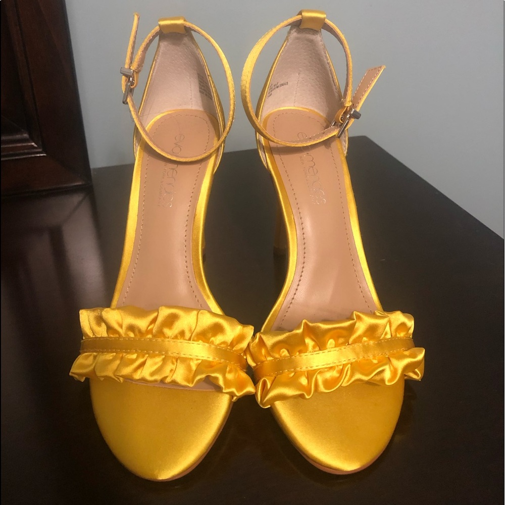 Eva Mendez yellow heels 6M